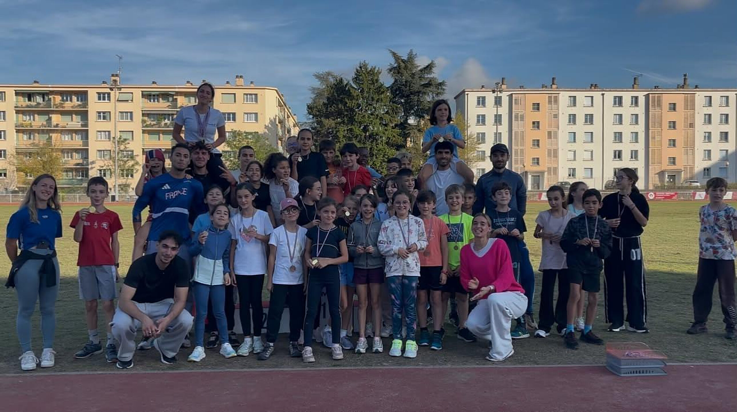 Les enfants de l’Éveil Athlé et des U12 du CSBJ Athlétisme réunis avec leurs médailles après le triathlon du 14 octobre 2026.